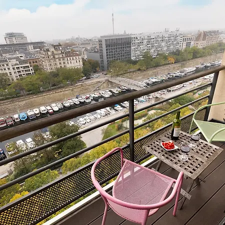 Floor With Eiffel Tower View And Roof Parigi