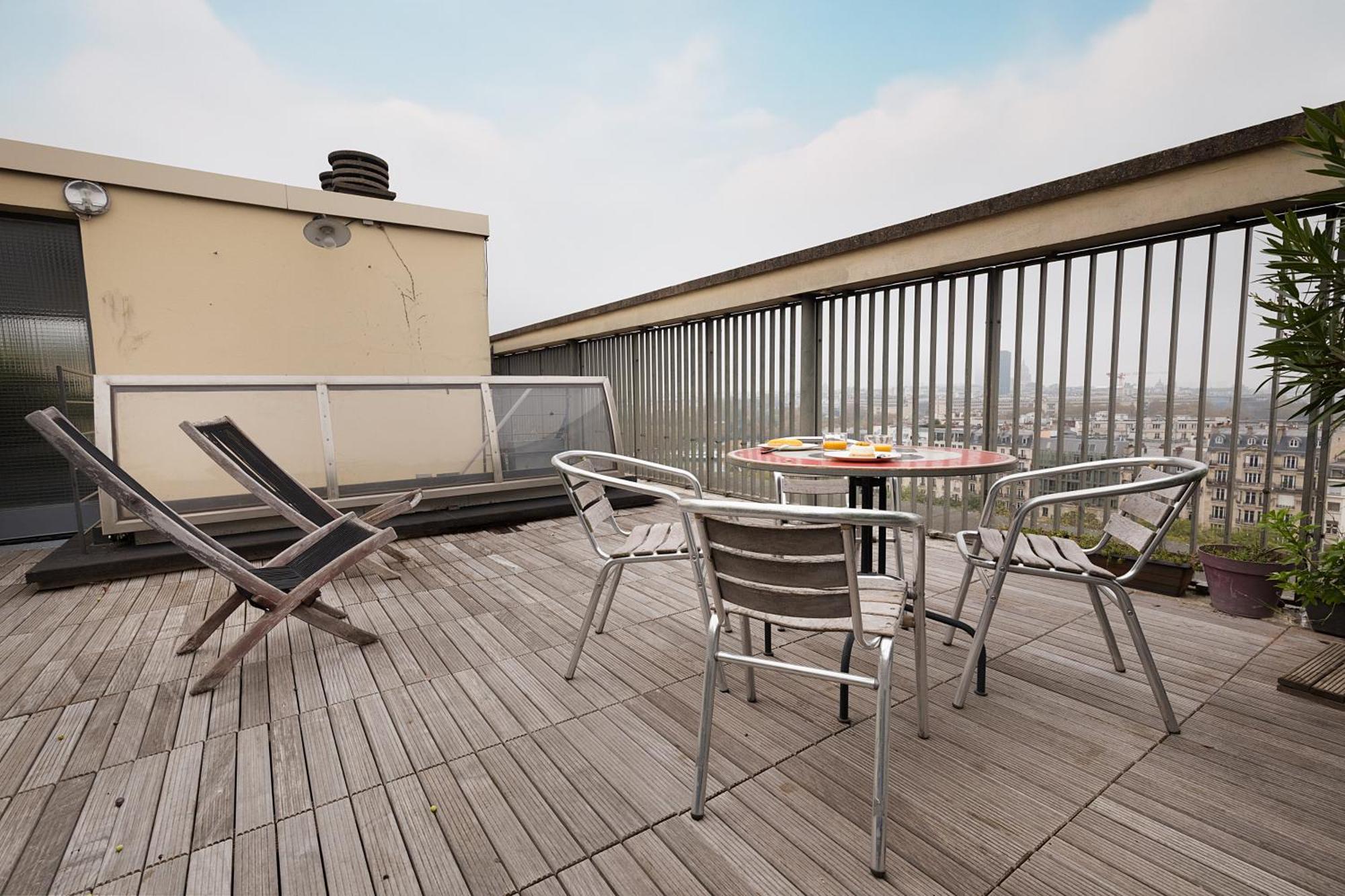 Floor With Eiffel Tower View And Roof Parigi